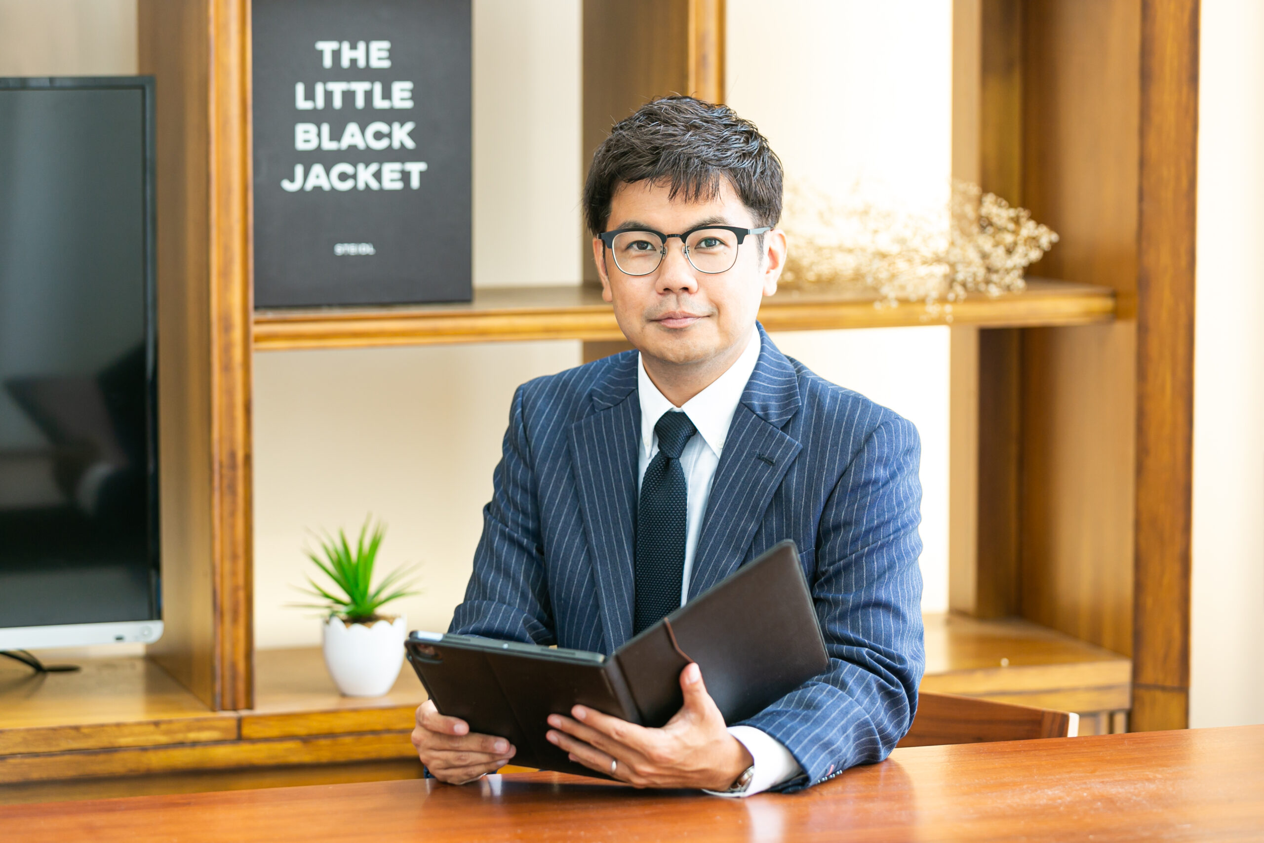 安里 庶司さんの左写真